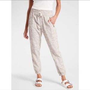 NWT Athleta Cabo Tide Jogger Pants in Neutral Camo 10 $79 100% linen